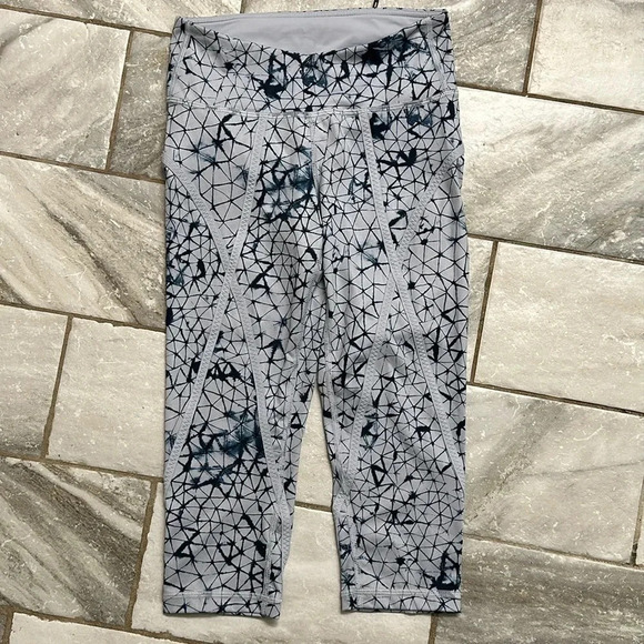 Lululemon Pedal Pace Crop size‎ 4 - Picture 1 of 13